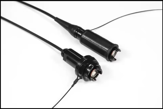 Connecteur à faisceau élargi à fibre optique hermaphrodite pour l'utilisation de câbles tactiques en fibre optique sur le terrain